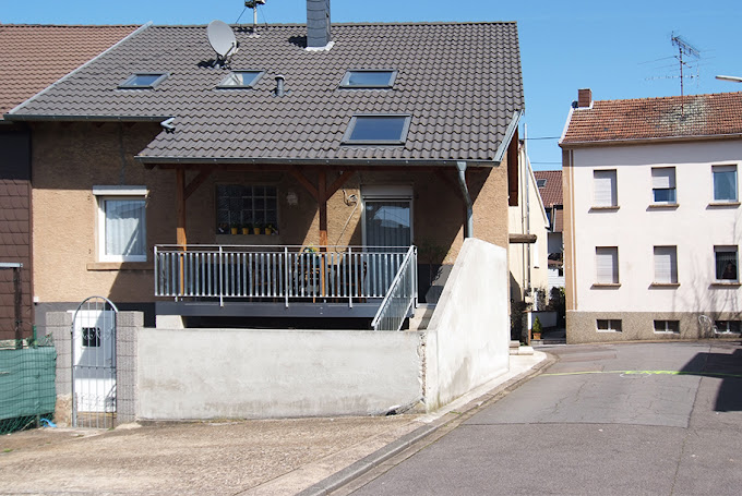 Wohnhaus mit neu gestalteter Fassade und Balkon