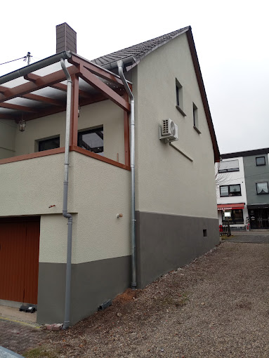 Fassade in Hellgrau mit anthrazitfarbenem Sockel