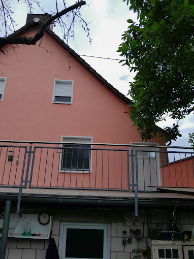 Giebelseite in Lachsrosa mit Balkon