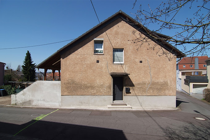 Giebelhaus mit strukturierter Putzfassade